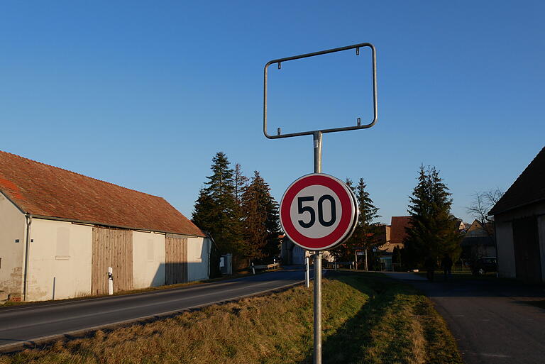 In Oberpleichfeld wurden drei der vier Ortsschilder gestohlen. Das Bild zeigt die Einfahrt in das Dorf aus Bergtheim kommend.