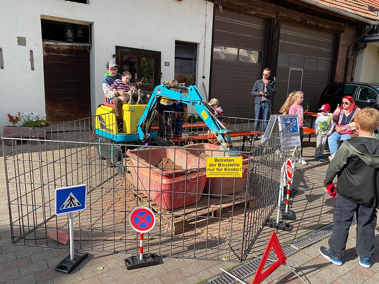 Saatmarkt mit Schleppertreffen in Remlingen. Mehr als 40 Verkaufsstände und viel Informationen in den bunt geschmückten Höfen und Gassen Saatmarkt mit Schleppertreffen in Remlingen. Mehr als 40 Verkaufsstände und viel Informationen in den bunt geschmückten Höfen und Gassen