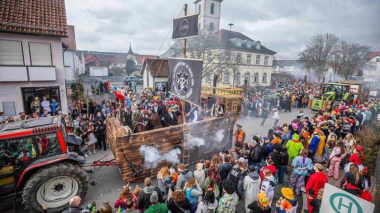 Größtes Faschingstreiben im Landkreis: Der Faschingsumzug in Heustreu lockt jedes Jahr zahlreiche Besucher an. Größtes Faschingstreiben im Landkreis: Der Faschingsumzug in Heustreu lockt jedes Jahr zahlreiche Besucher an.