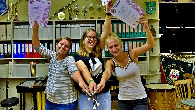 Freude pur nach bestandener Prüfung: Selina Hauck (D3-Gold), Hanna Nicklaus (D2-Silber) und Katharina Pendic (D3-Gold).