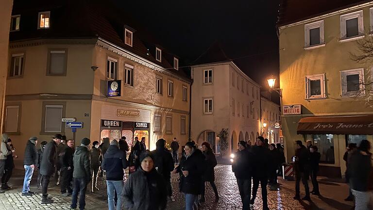 Am 16. Januar 2022 sind in Gerolzhofen erstmals Gegner der Corona-Maßnahmen und Impfgegner bei einem 'Spaziergang' illegal durch die Straßen der Altstadt gezogen und haben dabei Parolen skandiert.