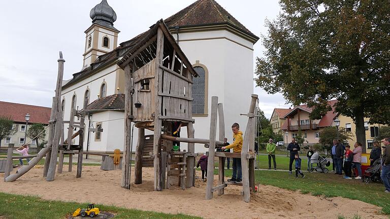 Mit Wasser und Matsch spielen sowie nach Herzenslust klettern, können die Kinder auf dem neu gestalteten 'Piraten-Spielplatz' in der Dampfacher Ortsmitte neben der Kirche.