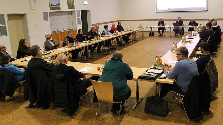 In der letzten Sitzung der Gemeinschaftsversammlung in diesem Jahr war der Personalmangel in der VG Gerolzhofen ein wichtiges Thema. Vorsitzender Thorsten Wozniak lobte die Mitstreiter in der Verwaltung. In der letzten Sitzung der Gemeinschaftsversammlung in diesem Jahr war der Personalmangel in der VG Gerolzhofen ein wichtiges Thema. Vorsitzender Thorsten Wozniak lobte die Mitstreiter in der Verwaltung.