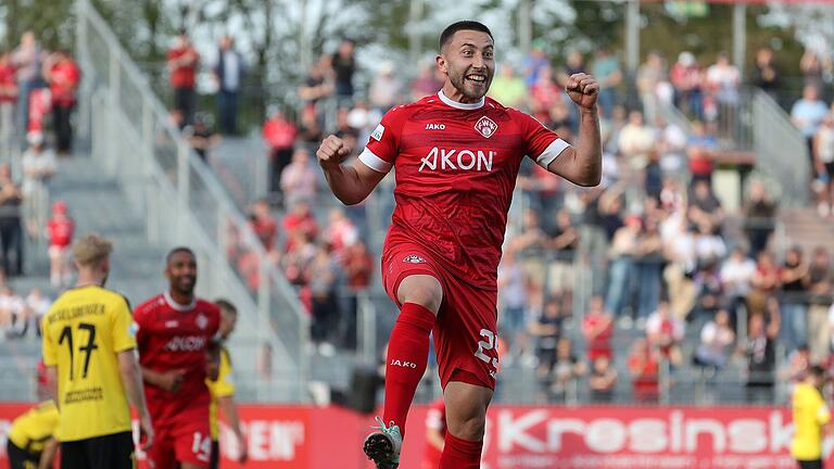 Die helle Freude: Torschütze Dominik Meisel und Würzburger Kickers freuen sich über den 3:0-Heimsieg gegen Bayreuth.