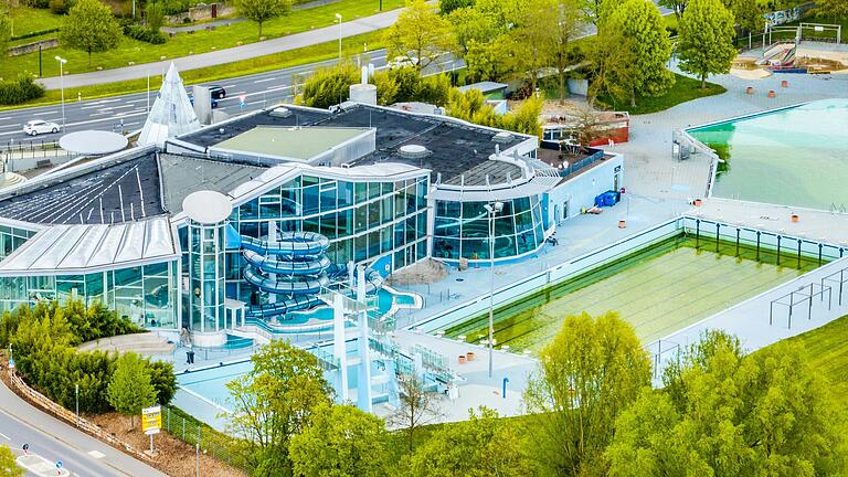 Zum Freibad des Triamare in Bad Neustadt gehören unter anderem eine Strandbar, ein Spielplatz und Beachvolleyballfelder. Zum Freibad des Triamare in Bad Neustadt gehören unter anderem eine Strandbar, ein Spielplatz und Beachvolleyballfelder.