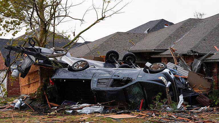 Nach dem Tornado durch Oklahoma City       -  Neben Gebäuden wurden durch die Tornados auch Fahrzeuge und Bäume in Mitleidenschaft gezogen.