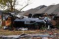 Nach dem Tornado durch Oklahoma City       -  Neben Gebäuden wurden durch die Tornados auch Fahrzeuge und Bäume in Mitleidenschaft gezogen.