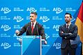 AfD-Bundesparteitag in Riesa       -  Hannes Gnauck (hier am Rednerpult), ist AfD-Bundestagsabgeordneter und Bundesvorsitzender der Jungen Alternative Deutschland (JA). Er spricht sich auf dem Parteitag in Riesa - ebenso wie der neben ihm stehende Brandenburger AfD-Landtagsabgeordnete Dennis Hohloch - für eine Neugründung der Parteijugend aus.