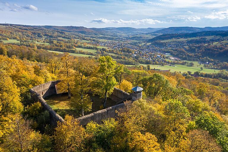 Die Burgruine Auersburg schmiegt sich in die Landschaft. Die Burgruine Auersburg schmiegt sich in die Landschaft.