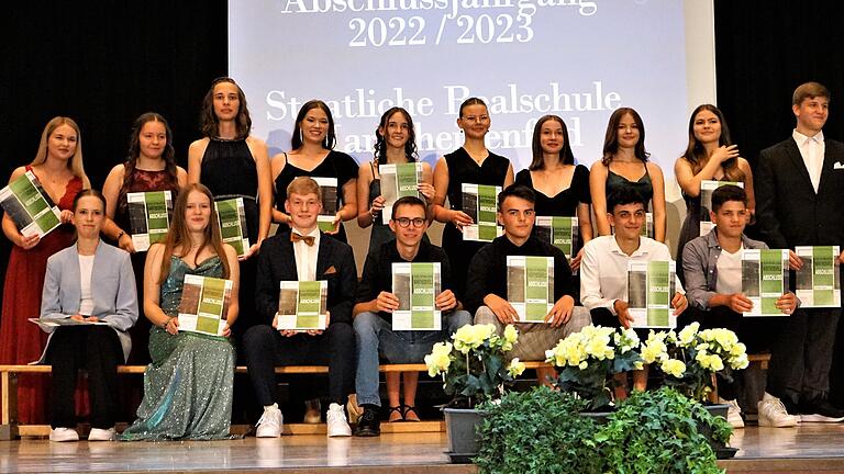 Die Klassen- und Prüfungsbesten der Realschule Marktheidenfeld präsentieren stolz ihr Abschlusszeugnis. Die Klassen- und Prüfungsbesten der Realschule Marktheidenfeld präsentieren stolz ihr Abschlusszeugnis.