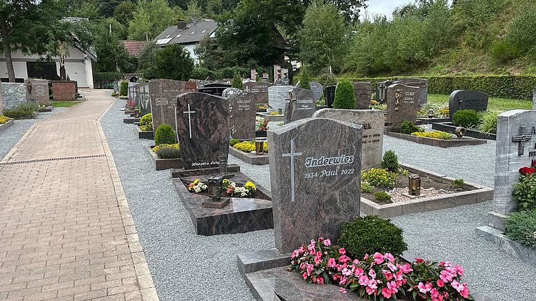 Mitarbeiter des Bauhofs der Stadt Lohr haben den Friedhof in Ruppertshütten wieder hergerichtet. Das Gewitter vorige Woche hatte dort Schäden angerichtet. Mitarbeiter des Bauhofs der Stadt Lohr haben den Friedhof in Ruppertshütten wieder hergerichtet. Das Gewitter vorige Woche hatte dort Schäden angerichtet.