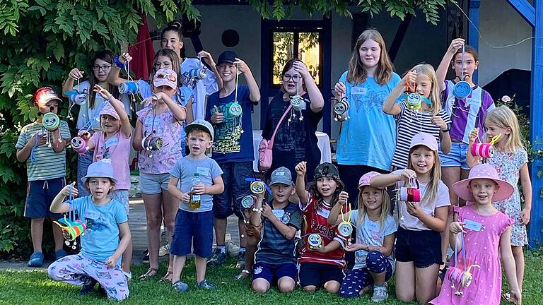 Stolz präsentieren die Kinder ihre fertig gebastelten Insektenwohnungen aus Dosen und Recyclingmaterial. Stolz präsentieren die Kinder ihre fertig gebastelten Insektenwohnungen aus Dosen und Recyclingmaterial.