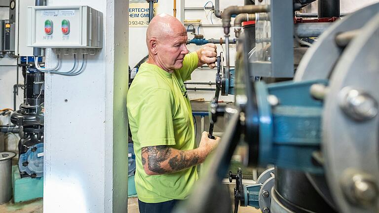 Der Bademeister Siegfried Pregitzer kontrolliert täglich die Technik im Maschinenraum. Der Bademeister Siegfried Pregitzer kontrolliert täglich die Technik im Maschinenraum.