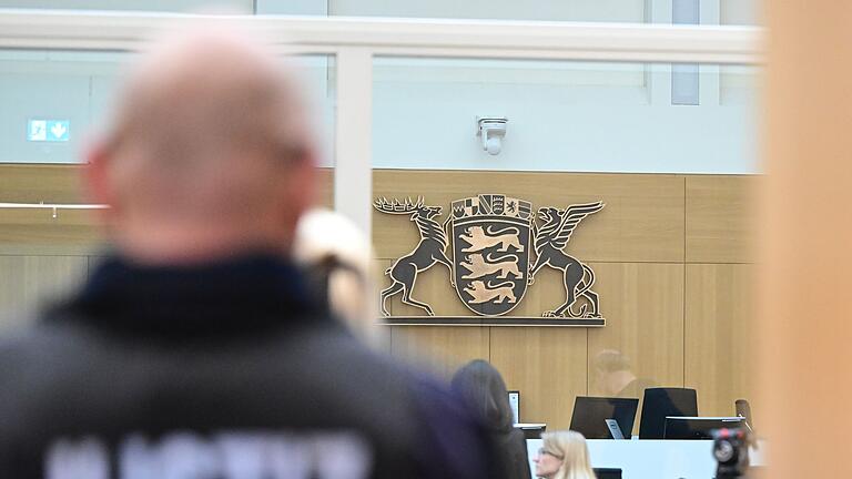 Beginn 'Reichsbürger'-Prozess um Reuß-Gruppe - An drei Orten in Deutschland laufen die Prozesse gegen sogenannte Reichsbürger, die der Gruppe um Heinrich XIII. Prinz Reuß zugerechnet werden. (Archivfoto) Beginn 'Reichsbürger'-Prozess um Reuß-Gruppe - An drei Orten in Deutschland laufen die Prozesse gegen sogenannte Reichsbürger, die der Gruppe um Heinrich XIII. Prinz Reuß zugerechnet werden. (Archivfoto)