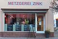 Die Filiale der Metzgerei Zink in der Bischofsheimer Schwedenstraße 1 wird ihr Erscheinungsbild ändern. Statt Personal setzt man künftig auf Selbstbedienung.