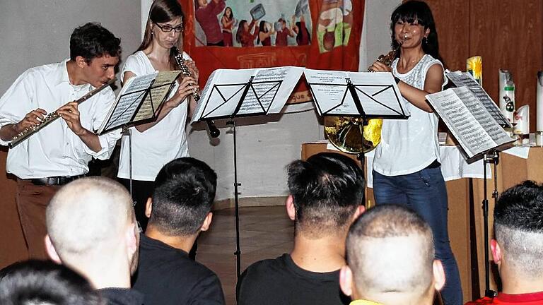 Vor vollen Reihen spielte das Bläserquintett &bdquo;Cinque Venti&ldquo; beim jüngsten Knastkonzert vor den jungen Gefangenen in Ebrach.