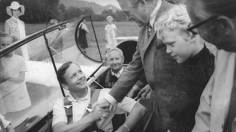 Von der Wasserkuppe im benachbarten Hessen war Neil Armstrong per Segelflieger nach Bad Kissingen gekommen. Mit demselben Flieger verließ er die Kurstadt wieder. Das Bild zeigt Armstrong mit Oberbürgermeister Hans Weiß beim Abschied.