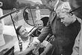 Von der Wasserkuppe im benachbarten Hessen war Neil Armstrong per Segelflieger nach Bad Kissingen gekommen. Mit demselben Flieger verließ er die Kurstadt wieder. Das Bild zeigt Armstrong mit Oberbürgermeister Hans Weiß beim Abschied.