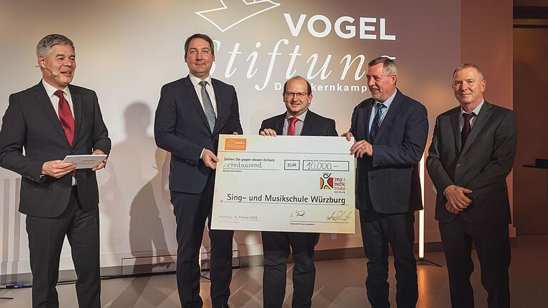 Bei der Spendenübergabe: (von links) Gunther Schunk (Vogel Stiftung), Stephan Schmitz (SuMs), Udo Feldinger (Förderverein der SuMs), Jürgen Semmel (SuMs) und Erhard Frank (Vogel Stiftung) im Vogel Convention Center. Bei der Spendenübergabe: (von links) Gunther Schunk (Vogel Stiftung), Stephan Schmitz (SuMs), Udo Feldinger (Förderverein der SuMs), Jürgen Semmel (SuMs) und Erhard Frank (Vogel Stiftung) im Vogel Convention Center.