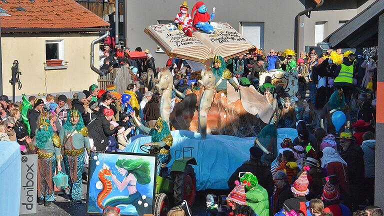 Motivwägen beherrschten beim Faschingszug in Trappstadt das Dorfbild am Sonntagnachmittag Motivwägen beherrschten beim Faschingszug in Trappstadt das Dorfbild am Sonntagnachmittag