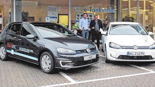 Unter Strom: Tobias Meyer (links) und Klaus Meyer (rechts) sind überzeugt von der Elektromobilität. Deshalb hat die Firma Auto Meyer die erste E-Tankstelle in Ochsenfurt eröffnet.