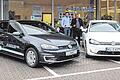 Unter Strom: Tobias Meyer (links) und Klaus Meyer (rechts) sind überzeugt von der Elektromobilität. Deshalb hat die Firma Auto Meyer die erste E-Tankstelle in Ochsenfurt eröffnet.