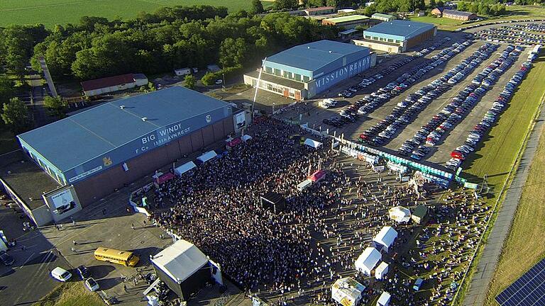 Die Initialzündung für den Flugplatz Giebelstadt als Veranstaltungsort der besonderen Art: das Konzert der Band &bdquo;Glasperlenspiel&ldquo; vor 10 000 Menschen im Juli 2015.