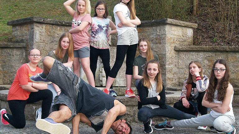 Hip Hop: Tanzen für Körper und Geist       -  (cop)   Hip Hop &ndash; Tanzen für Körper und Geist &ndash; unter diesem Motto unterrichtet Dino De Marco (Zweiter von links) seit über 20 Jahren Hip Hop, Breakdance und Showtanz für Kinder und Jugendliche. Ob auf dem Dorf wie zum Beispiel in Eisingen, Waldbüttelbrunn und Rimpar oder in der Stadt Würzburg in verschiedenen Jugendzentren &ndash; mit 41 Jahren ist es Dino wichtiger als je zuvor, den Kindern mit Musik und Tanz neue Perspektiven zu geben. Je früher die Kinder beginnen, desto besser. In Waldbüttelbrunn findet laut Pressemitteilung jeden Freitag um 18.30 Uhr im Jugendzentrum ein Hip Hop Kurs für Kinder ab sieben Jahren statt. In Zusammenarbeit mit der Gemeindejugendarbeit Waldbüttelbrunn stellt der Trainer mit den Kindern verschiedene &bdquo;Shows&ldquo; auf die Beine. Damit können die Kinder ihr Können auf Events oder Festen unter Beweis stellen und so ihre Teamfähigkeit sowie ihr Selbstbewusstsein stärken. Eine gute Alternative gegenüber einer teuren Tanzschule, finden viele Eltern. Infos unter Email: minidino@gmx.de oder bei der Gemeindejugendarbeit unter ? (09 31) 78 01 14 33 oder (01 51) 42 25 95 89.