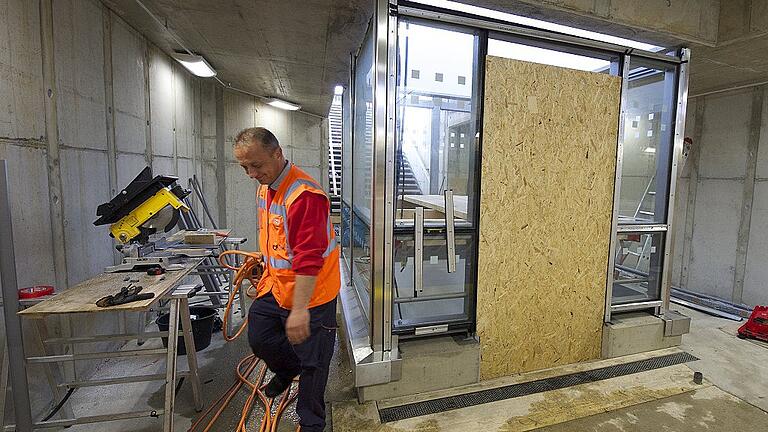 Baustelle Bahnhofsunterführung: Für den Aufzug zu den Gleisen 5/6 musste ein Zugang ausgeschachtet werden.