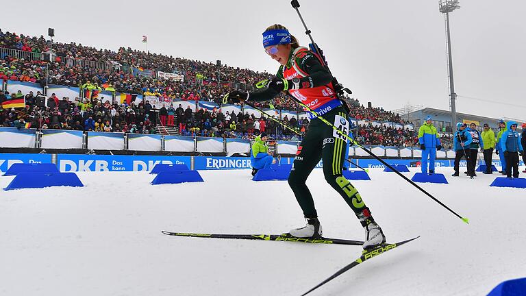 Die deutschen Biathleten, im Bild Franziska Preuß im Verfolgungsrennen im vergangenen Jahr, stehen beim Weltcup in Oberhof vom 9. bis 12. Januar besonders unter Druck.