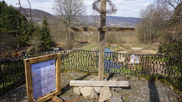 Das Kreuz mit der Einladung, die Sorgen und Lasten des eigenen Lebens abzulegen, ist eine wichtige Station im österlichen Hoffnungsweg.