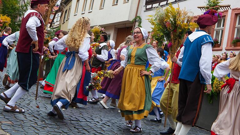 Szene aus 'Die Schutzfrau von Münnerstadt', im Bild ein Tanz der Schnitterinnen und Schnitter.&nbsp;