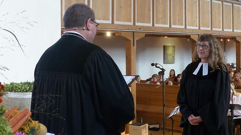 Von ihrem Dienst in der Kirchengemeinde Bad Neustadt wurde Pfarrerin Susanne Ress (rechts) von Dekan Uwe Rasp entpflichtet. Von ihrem Dienst in der Kirchengemeinde Bad Neustadt wurde Pfarrerin Susanne Ress (rechts) von Dekan Uwe Rasp entpflichtet.