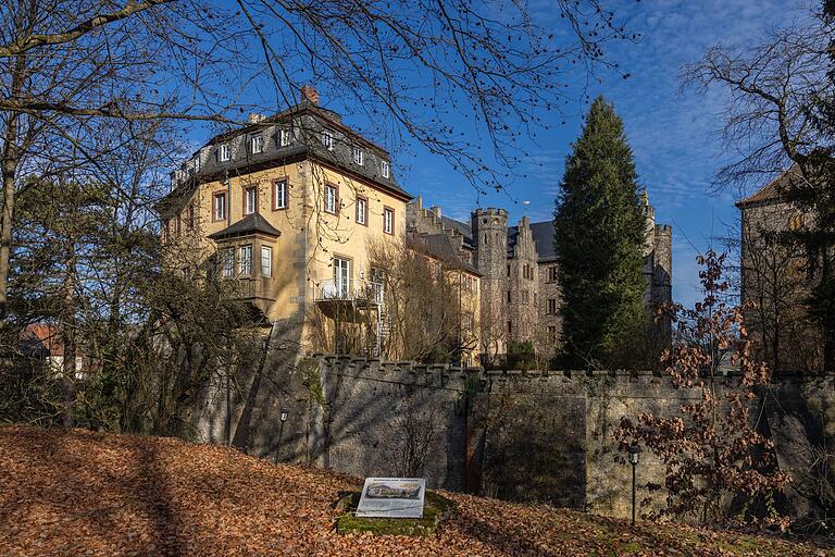 Das Juwel in der Marktgemeinde Thüngen ist die große Schlossanlage, die sich in etwa in der Ortsmitte und unweit vom Start- und Zielpunkt der Tour befindet.