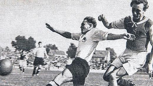 Fußball in den 1950er Jahren: Im Mai 1951 spielte der FC 05 Schweinfurt (im Bild eine Szene aus der Saison 1950/51 gegen die SpVgg Fürth, rechts der Schweinfurter Spieler) bei Motor Zwickau ein Freundschaftsspiel, dessen tragische Auswirkungen erst viele Jahrzehnte später ans Licht kamen.