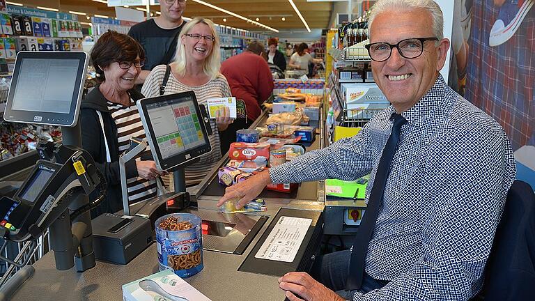 Lidl Eröffnung Altrichter Kasse - Gerne bürgernah gibt sich Bürgermeister Bruno Altrichter wie auf unserem Foto an der Kasse eines Supermarktes für einen guten Zweck. Lidl Eröffnung Altrichter Kasse - Gerne bürgernah gibt sich Bürgermeister Bruno Altrichter wie auf unserem Foto an der Kasse eines Supermarktes für einen guten Zweck.