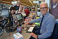 Lidl Eröffnung Altrichter Kasse       -  Gerne bürgernah gibt sich Bürgermeister Bruno Altrichter wie auf unserem Foto an der Kasse eines Supermarktes für einen guten Zweck.
