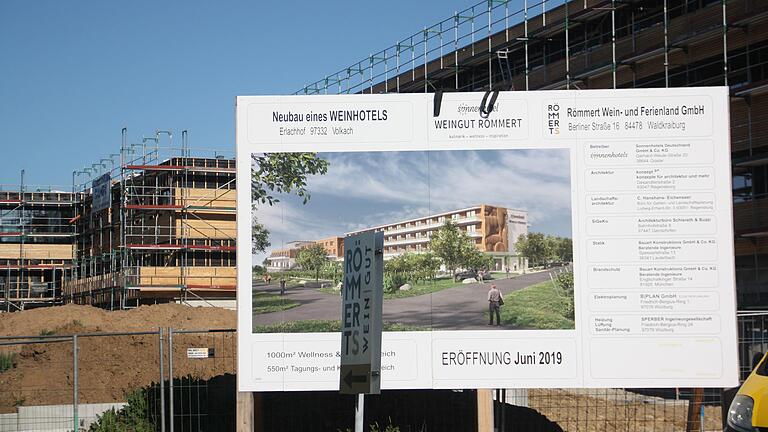 Am Ortsrand von Volkach entsteht derzeit das Weinhotel. Das Verwaltungsgericht hat eine erneute Klage von Anwohnern abgewiesen, die gegen das Großprojekt vorgingen. Am Ortsrand von Volkach entsteht derzeit das Weinhotel. Das Verwaltungsgericht hat eine erneute Klage von Anwohnern abgewiesen, die gegen das Großprojekt vorgingen.