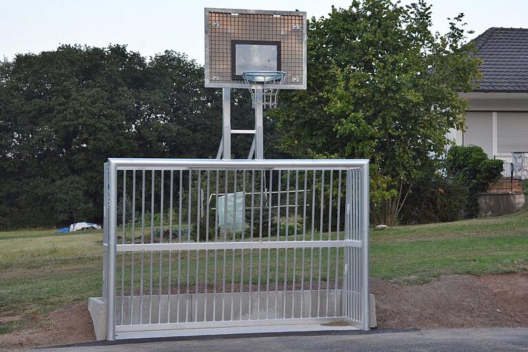 Ein neues Angebot gibt es am Bolzplatz hinter dem Gemeindezentrum in Kleineibstadt. Dort wurde ein Fußballtor und ein Basketballkorb aufgestellt. Ein neues Angebot gibt es am Bolzplatz hinter dem Gemeindezentrum in Kleineibstadt. Dort wurde ein Fußballtor und ein Basketballkorb aufgestellt.