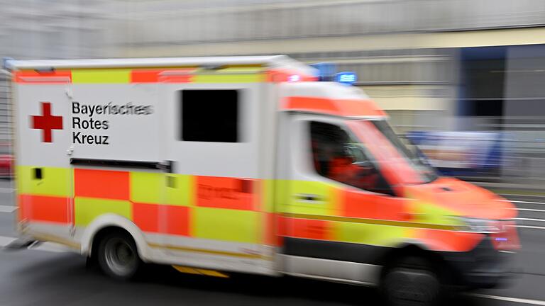 Krankenwagen Symbolbild       -  Der Rettungsdienst brachte die leicht verletzte Frau ins Krankenhaus. (Symbolbild)