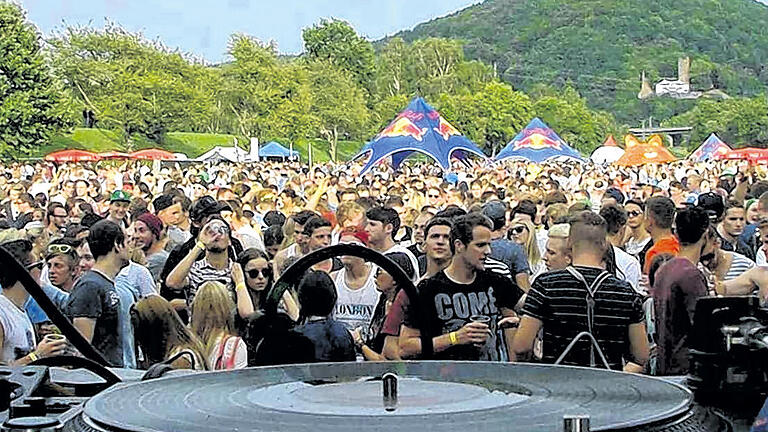 „Volles Haus“: Rund 5000 Menschen kamen zur weitgehend problemlos verlaufenen Party auf die Tanzinsel am Main, zählten die Veranstalter. Im Hintergrund die Gemündener Scherenburg. „Volles Haus“: Rund 5000 Menschen kamen zur weitgehend problemlos verlaufenen Party auf die Tanzinsel am Main, zählten die Veranstalter. Im Hintergrund die Gemündener Scherenburg.