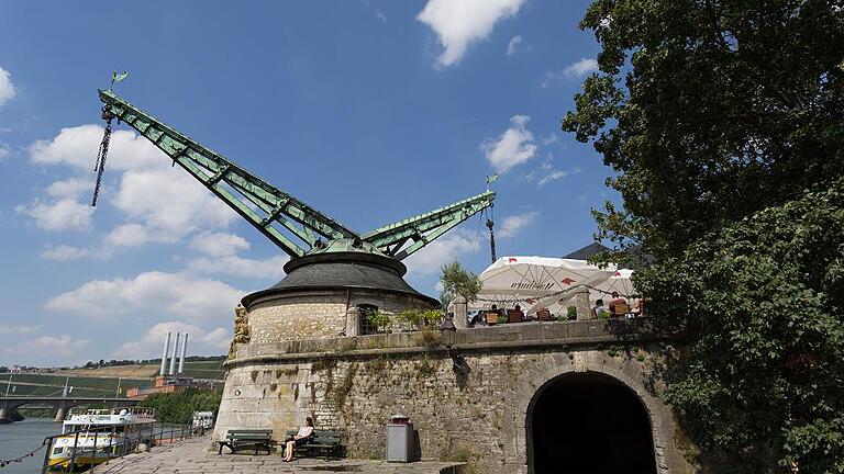 Der Alte Kranen mit seinen zwei markanten Auslegern gehört zu den Top-Sehenswürdigkeiten in Würzburg. Vor 250 Jahren wurde mit seinem Bau begonnen. Foto: Patty Varasano