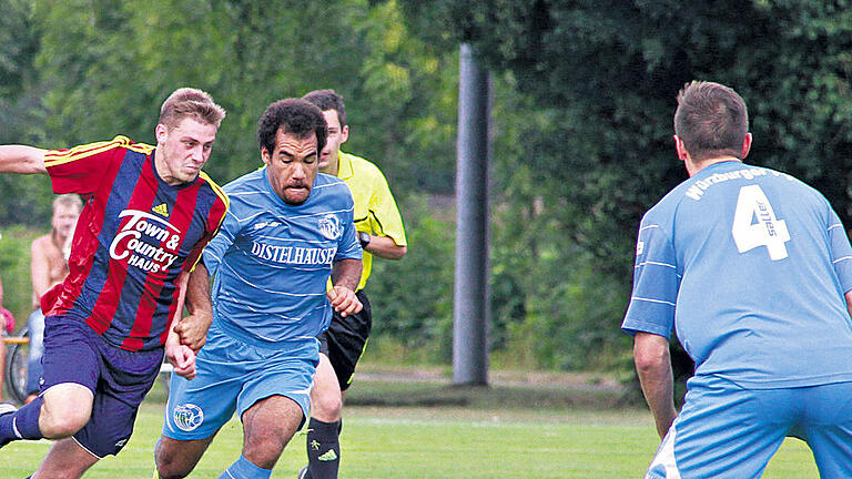 Trotz harter Bedrängnis durch den Würzburger Leroy Mabikounou (Mitte), kann sich Augsfelds Dominik Rippstein (links) in diesem Zweikampf durchsetzen. Mit Philipp Günder (Nummer 4) wartet aber schon das nächste Hindernis. Trotz harter Bedrängnis durch den Würzburger Leroy Mabikounou (Mitte), kann sich Augsfelds Dominik Rippstein (links) in diesem Zweikampf durchsetzen. Mit Philipp Günder (Nummer 4) wartet aber schon das nächste Hindernis.