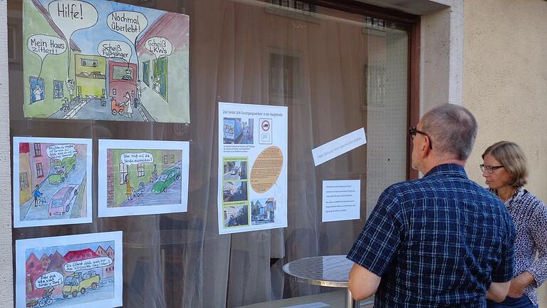 Mit Infos in Comicform weist der Arbeitskreis Mobilität Winterhausen in der Hauptstraße auf Probleme und Anliegen hin. Im Bild die Arbeitskreismitglieder Roland Schmitt und Maria Maak, die schnell mit Passanten ins Gespräch kamen. Mit Infos in Comicform weist der Arbeitskreis Mobilität Winterhausen in der Hauptstraße auf Probleme und Anliegen hin. Im Bild die Arbeitskreismitglieder Roland Schmitt und Maria Maak, die schnell mit Passanten ins Gespräch kamen.
