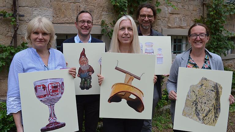 Sie präsentierten die Tauschobjekte im Museum Obere Saline in Bad Kissingen: Im Bild (von links) Annette Späth (Obere Saline Bad Kissingen), Niklas Hertwig (Freilichtmuseum Fladungen), Josefine Glöckner (Museen Schloss Aschach), Nicolas Zenzen (Henneberg-Museum Münnerstadt) und Martina Will-Kiesel (Terra Triassica Euerdorf). Sie präsentierten die Tauschobjekte im Museum Obere Saline in Bad Kissingen: Im Bild (von links) Annette Späth (Obere Saline Bad Kissingen), Niklas Hertwig (Freilichtmuseum Fladungen), Josefine Glöckner (Museen Schloss Aschach), Nicolas Zenzen (Henneberg-Museum Münnerstadt) und Martina Will-Kiesel (Terra Triassica Euerdorf).