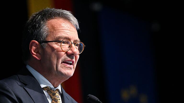 Landkreistagspräsident Karmasin.jpeg - In Lindau tagen die bayerischen Landräte zum Thema Gesundheitsversorgung. Thomas Karmasin, Präsident des Bayerischen Landkreistags, fordert Unterstützung vom Bund in Milliardenhöhe. Landkreistagspräsident Karmasin.jpeg - In Lindau tagen die bayerischen Landräte zum Thema Gesundheitsversorgung. Thomas Karmasin, Präsident des Bayerischen Landkreistags, fordert Unterstützung vom Bund in Milliardenhöhe.