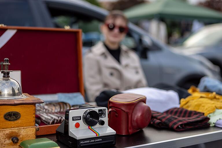 Schnickschnack, Kleidung, Technik - beim BRK-Flohmarkt in Schweinfurt gibt es nichts, was es nicht gibt. Das Angebot ist groß.