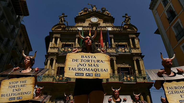 Stierläufe in Spanien - Protest von Tierschützern       -  Kritiker bezeichnen das wilde Spektakel als &bdquo;mittelalterliche Grausamkeit&rdquo;.