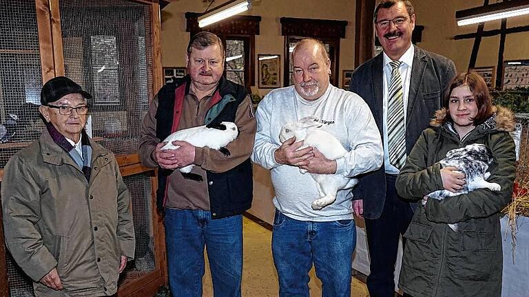 Ausgezeichnete Kleintierzüchter: (von links) Altmeister Otto Blümm, zweiter Vereinsmeister Gerhard Seidenzahl, erster und dritter Vereinsmeister Jürgen Klüber, der stellvertretende Bürgermeister Thomas Dietz und Laura Seidenzahl, die die Jugendgruppe bei der Lokalschau in Mellrichstadt vertreten hat.