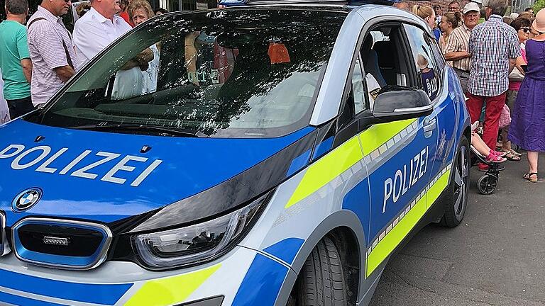 Die Polizei war heuer im Elektroauto dabei.